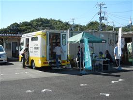 移動図書館とタープ