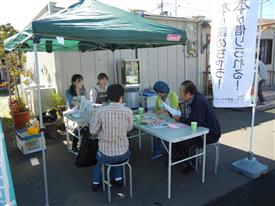 移動図書館とタープ