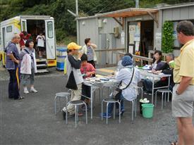 移動図書館とタープ