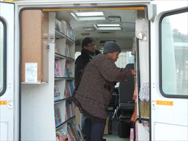 移動図書館（車内）