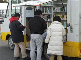 移動図書館（車外）