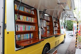 移動図書館車両側面はこのように開きます