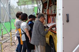 移動図書館車側面には、実用書や小説、コミックが並べてあります