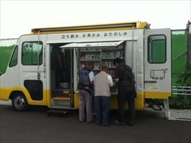 移動図書館車と本を見るお爺ちゃん