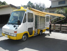 移動図書館車