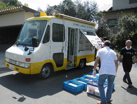 移動図書館車への書籍の積み込み